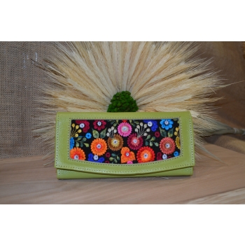 Portfel duży skórzany jasno zielony z kwiatowym kolorowym haftem .